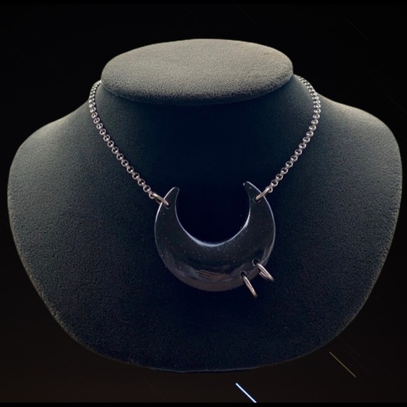 Black & glitter resin pierced moon necklace - Picture 8 of 13